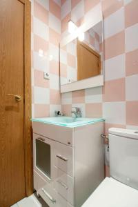 A bathroom at Apartamentos Day Madrid ILDEFONSO Centro Gran Via Sol Malasaña Még 37 kép