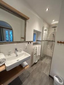 ザンクト・ヴォルフガングにあるgartenhouseの洗面台とシャワー付きのバスルーム