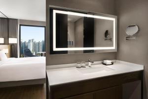 Postelja oz. postelje v sobi nastanitve Four Points by Sheraton Suwon
