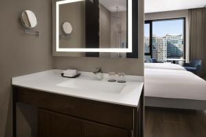Postelja oz. postelje v sobi nastanitve Four Points by Sheraton Suwon