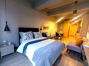 a bedroom with a large bed and a couch at AH/ Loft panorámico Industrial, Wifi350Mg, Usaquén in Bogotá
