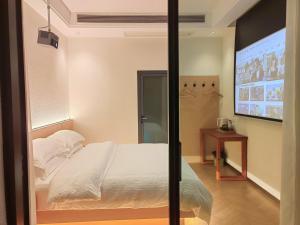 Flower Whisperer Homestay Tianmenshan Store free airport and station pick-up tesisinde bir odada yatak veya yataklar