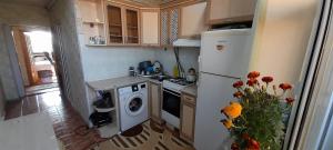 una cucina con frigorifero e lavatrice di Guest house with local family a Naxçıvan