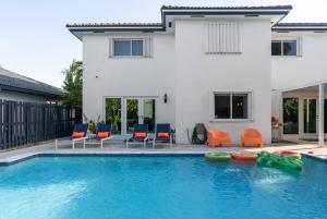Bazén v ubytování 4 Bed 3 Bath Miami Getaway nebo v jeho okolí