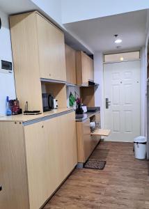 Kuchyň nebo kuchyňský kout v ubytování Cozy condo unit 5mins from Mactan Cebu Int'l Airport with Netflix