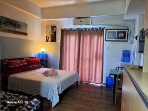 Postel nebo postele na pokoji v ubytování Cozy condo unit 5mins from Mactan Cebu Int'l Airport with Netflix