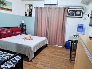 Postel nebo postele na pokoji v ubytování Cozy condo unit 5mins from Mactan Cebu Int'l Airport with Netflix