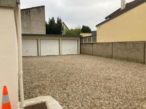 an empty parking lot in front of a building at Le canoe in Vaires-sur-Marne