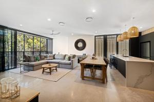 Ruang duduk di Mooloolaba luxury beach escape The Smith