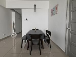 Imagem da galeria de Coziness Suite with high speed WiFi dan Netflix em Sitiawan