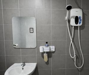 Uma casa de banho em Coziness Suite with high speed WiFi dan Netflix