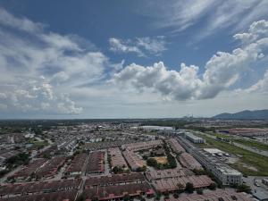 uma vista aérea de uma cidade sob um céu nublado em Coziness Suite with high speed WiFi dan Netflix em Sitiawan
