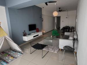 Uma televisão e/ou sistema de entretenimento em Coziness Suite with high speed WiFi dan Netflix