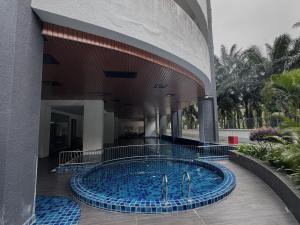 uma piscina no meio de um prédio em Coziness Suite with high speed WiFi dan Netflix em Sitiawan