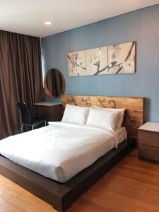 クアラルンプールにあるKL Suites Apartment at Vortexの部屋にある大きな白いベッドのある寝室