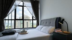 Postel nebo postele na pokoji v ubytování Putrajaya Antara Residence Air-Con Suite Facing Beauty Lake View