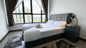 Postel nebo postele na pokoji v ubytování Putrajaya Antara Residence Air-Con Suite Facing Lake View + 25 fotografií
