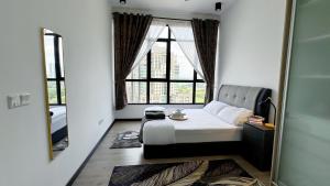 Postel nebo postele na pokoji v ubytování Putrajaya Antara Residence Air-Con Suite Facing Lake View