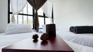 Postel nebo postele na pokoji v ubytování Putrajaya Antara Residence Air-Con Suite Facing Beauty Lake View