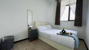 Postel nebo postele na pokoji v ubytování Putrajaya Antara Residence Air-Con Suite Facing Beauty Lake View