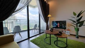 TV a/nebo společenská místnost v ubytování Putrajaya Antara Residence Air-Con Suite Facing Beauty Lake View