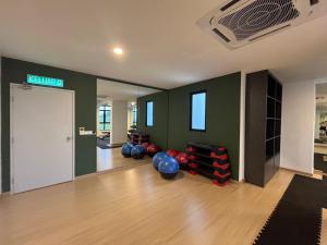 Posezení v ubytování Putrajaya Antara Residence Air-Con Suite Facing Beauty Lake View