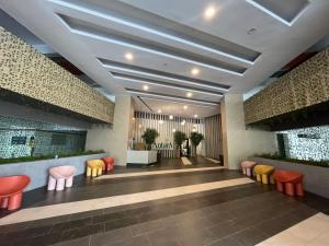 Posezení v ubytování Putrajaya Antara Residence Air-Con Suite Facing Beauty Lake View