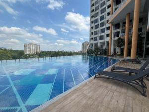 Bazén v ubytování Putrajaya Antara Residence Air-Con Suite Facing Beauty Lake View nebo v jeho okolí