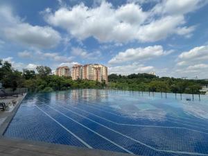 Bazén v ubytování Putrajaya Antara Residence Air-Con Suite Facing Beauty Lake View nebo v jeho okolí