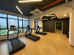 Fitness centrum a/nebo fitness zařízení v ubytování Putrajaya Antara Residence Air-Con Suite Facing Beauty Lake View