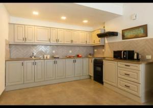 Кухня или мини-кухня в Aguada Anchorage - The Villa Resort, Candolim

