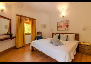 Кровать или кровати в номере Aguada Anchorage - The Villa Resort, Candolim