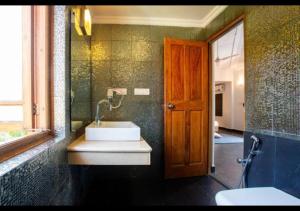 Ванная комната в Aguada Anchorage - The Villa Resort, Candolim