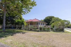 une maison avec une clôture devant une cour dans l'établissement Zen Escape Guest House "Location 3" - Three listings - Hidden Gem, Funky Corner, Boutique Granny Flat, à Brisbane