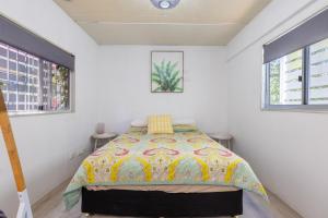 une chambre avec un lit et deux fenêtres dans l'établissement Zen Escape Guest House "Location 3" - Three listings - Hidden Gem, Funky Corner, Boutique Granny Flat, à Brisbane