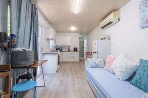 un salon avec un canapé et une cuisine dans l'établissement Zen Escape Guest House "Location 3" - Three listings - Hidden Gem, Funky Corner, Boutique Granny Flat, à Brisbane