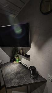 TV a/nebo společenská místnost v ubytování Add Story Guest House
