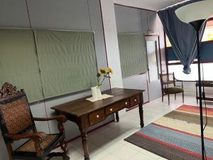 サバデイにあるTessasapartments Sabadellの花瓶付きのテーブルが備わる部屋