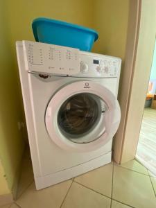 una lavadora y secadora blancas en una habitación en Apartments Zahradní, en Karlovy Vary 5 fotos más