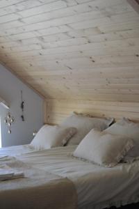 a bed with white sheets and pillows in a room at Harmonia Horyniec in Horyniec +54 photos