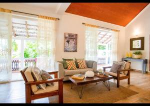 Гостиная зона в Aguada Anchorage - The Villa Resort, Candolim