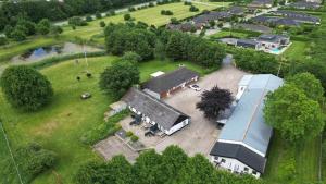 岑讷Marskferie Tønder的带院子的大楼的鸟瞰图