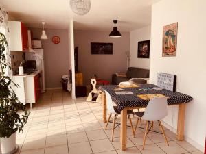 Nhà bếp/bếp nhỏ tại Gîte cosy au calme Les Vies Dansent