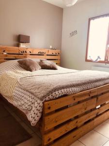 Giường trong phòng chung tại Gîte cosy au calme Les Vies Dansent +30 ảnh