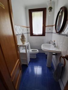 Koupelna v ubytování B&B Eguzkitza
