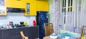 Η κουζίνα ή μικρή κουζίνα στο Tenzing Hillary Pinasha Homestay