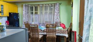 Η κουζίνα ή μικρή κουζίνα στο Tenzing Hillary Pinasha Homestay +51 φωτογραφίες