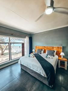 una camera con un grande letto e un ventilatore a soffitto di Southport Coral a Southport