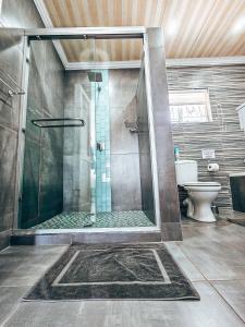 una doccia con una porta in vetro in un bagno di Southport Coral a Southport