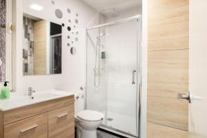 A bathroom at Apartamentos Day Madrid SANTO DOMINGO Centro Gran Via Sol Malasaña Még 37 kép